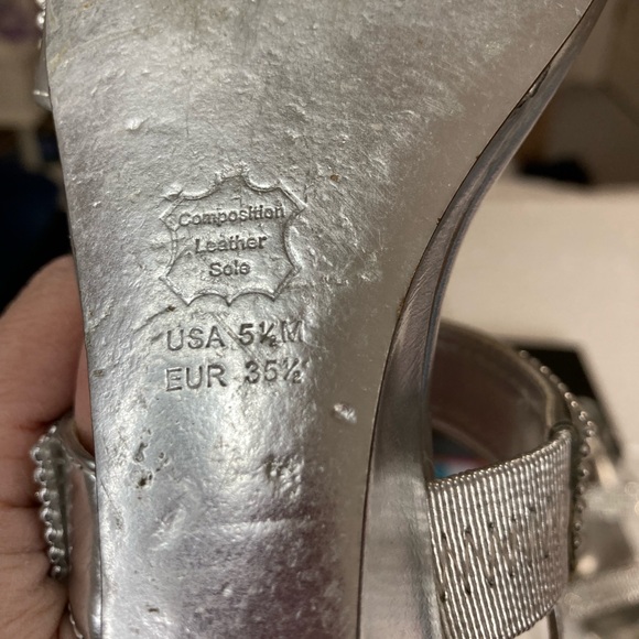 Nina women’s silver sandal. Size 5 1/2 - Picture 8 of 12